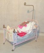 großes Puppenbett, um 1930  Gestell aus Messing, partiell in jüngerer Zeit rosa lackiert, mit