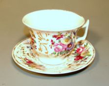 große Tasse, Thüringen um 1840  Weißporzellan, Blumenmalerei mit Gold auf Glasur, ungemarkt, das