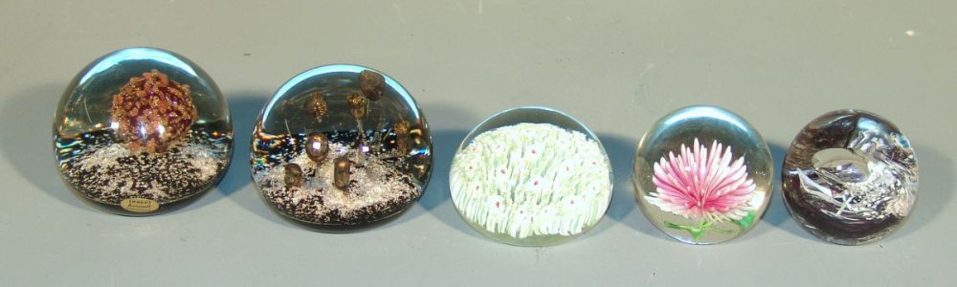 Konvolut von 5 Paperweights  Kristallglas, diverse Größen