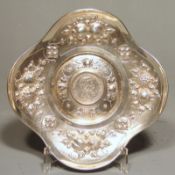 Prunkschale mit eingelassener Silbermünze Friedrich I. 1888  4-passige Schale mit reicher