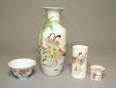 4 Teile Chin. Porzellan 19. Jhd. Guangxu  Koppchen, Teebehälter und Stangenvase sowie Balustervase