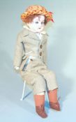 Knabe im Tweed-Anzug, Puppe um 1920  Kopf und Hände aus Bisquit-Porzellan, der Körper aus