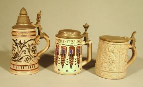 Konvolut von 3 historischen Bierkrügen, um 1900  ein Krug mit umlaufender Jugendstilornamentik und