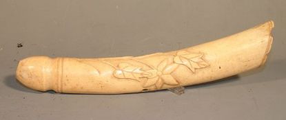 Beinschnitzerei als Phallus  älterer Elfenbeinzahn in Form eines Pallus geschnitzt, Länge 32 cm, aus