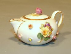 Königl. Meissen (Unterglasurblaue Marke,1850-1924): Miniatur-Teekännchen  Weißporzellan partiell