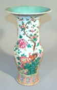 chinesische Vase Famille Rose - Quianlong Stil, 19. Jh  Balustervase mit auskragender Lippe,