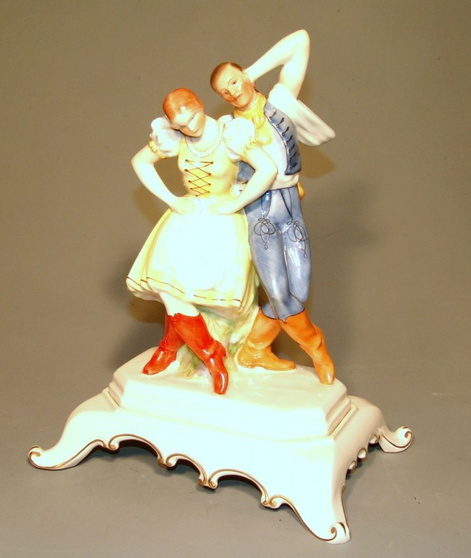 Herend, Ungarn (blaue Stempelmarke auf Glasur): Gruppe "Tanzendes Paar"  Weißporzellan, farbig