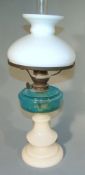 Petrolium-Lampe, Milchglas, um 1870  Balusterfuß aus Milchglas, Petrolium-Behälter aus blau-