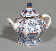 Miniatur Teekanne China Kangxi Dyn.Um 1700  Gebauchte Oktagonalform mit unterglasurblauen sowie