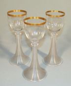 3 Weingläser, Jugendstil, deutsch um 1910  transparentes Glas mit Goldauflage, trompetenförmige,