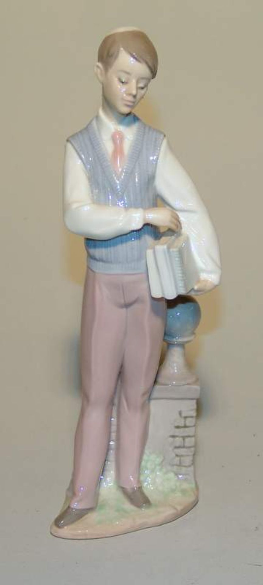 Lladro Porzellanmanufaktur, Spanien (blaue Manufakturmarke, blindgeprägte Formenmarke): der Student,