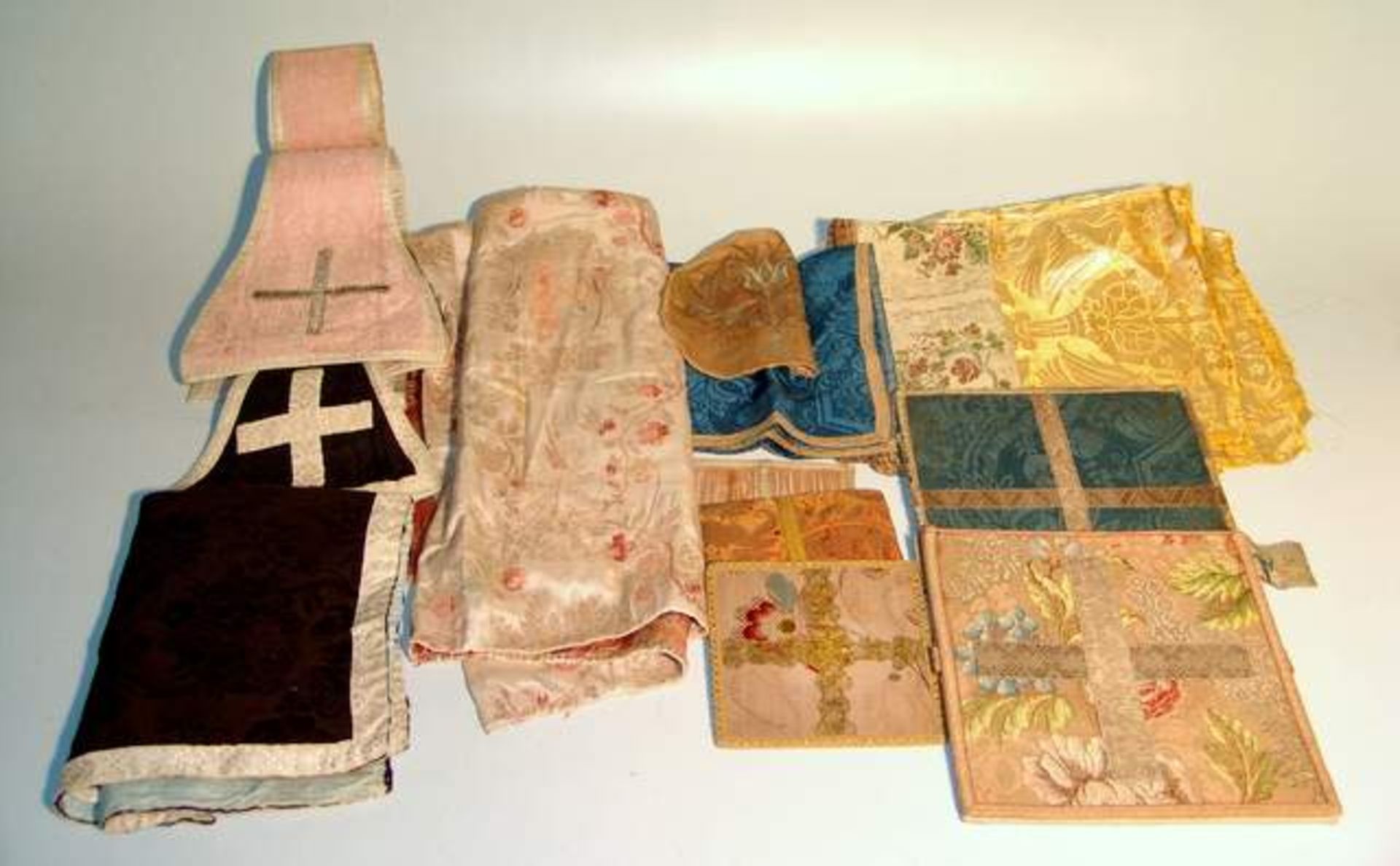 Sammlung Stickereien und Stoffe teilweise SakralAltardecke, Schals, liturgische Stoffe teilweise mit