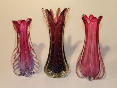 3 Enghals-Vasen, Murano, 60-er Jahretransparentes und gefärbtes Glas, schlanke Balusterform u. a.