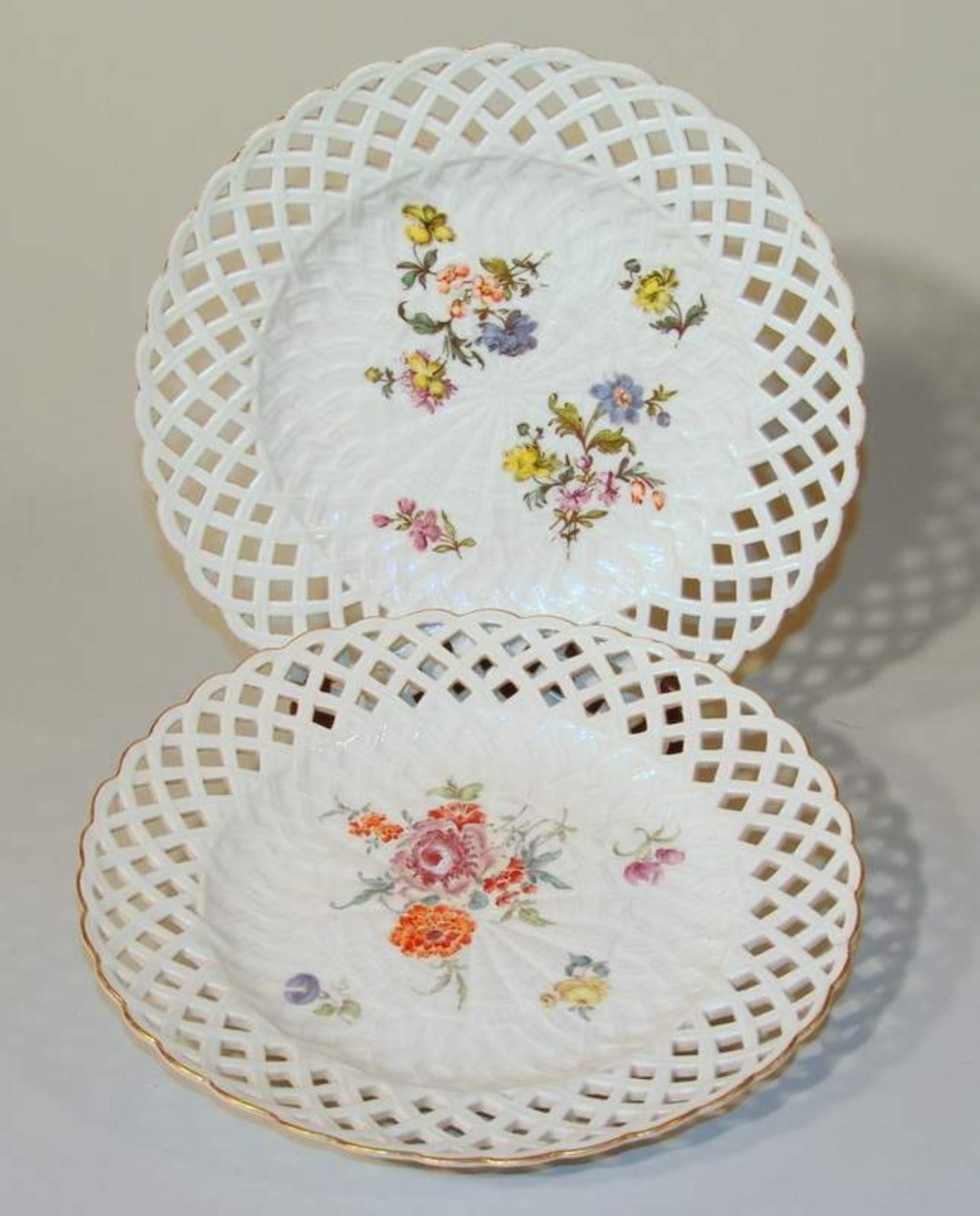 Königl. Porcelain Fabrique, Meißen (ca.1750): 2 Korbrandteller mit Blumenmalerei, 18. Jhd.