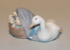 Lladro Porzellanmanufaktur, Spanien (blaue Manufakturmarke, blindgeprägte Formenmarke): Gans mit