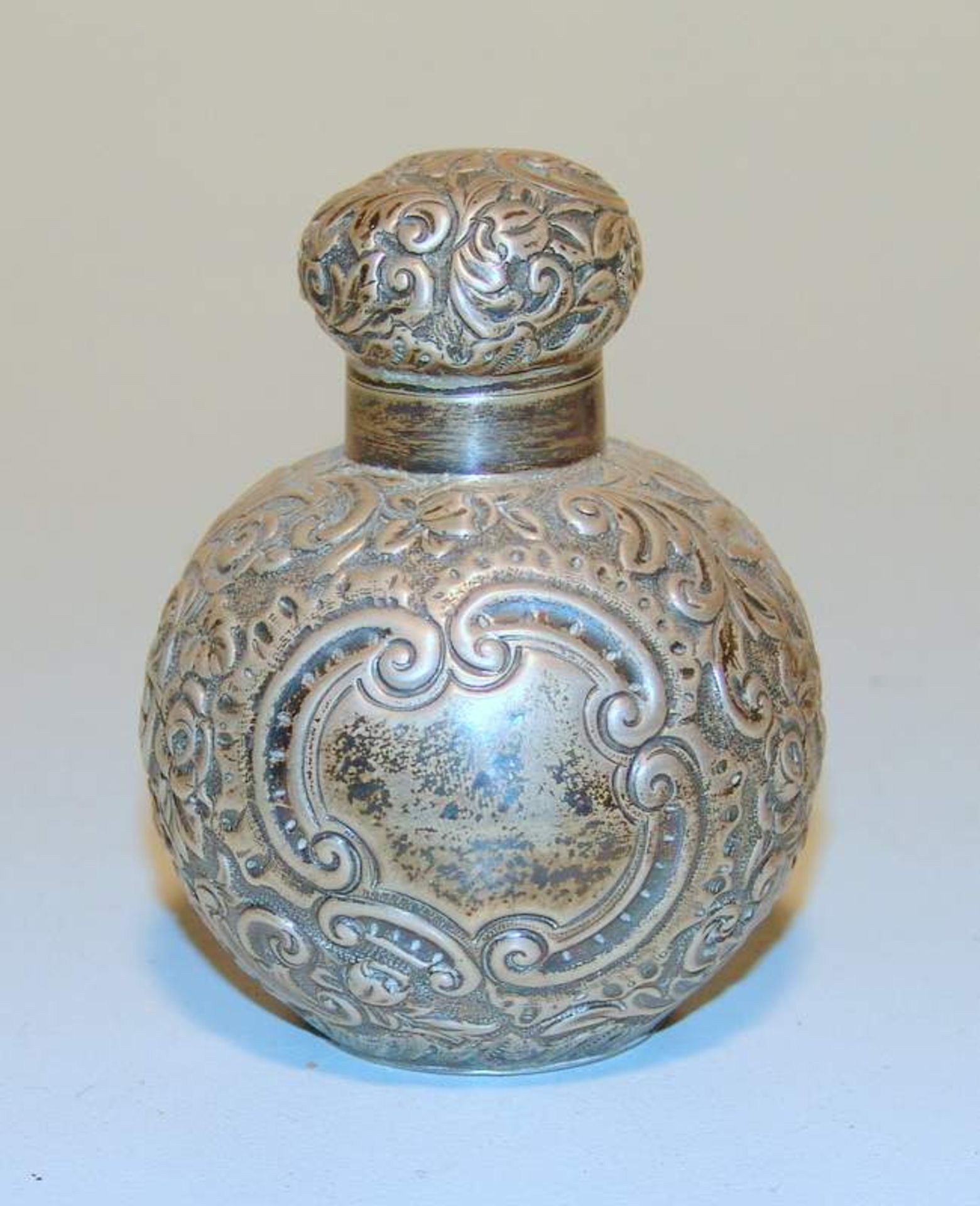 Flacon mit Rosendekor, Sterling, Birmingham, dat. 1889gedrücktes Silber auf Glaskern, Kugelform