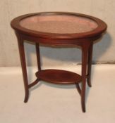 Vitrinen-Tisch, Klassizismus-Stil, um 1910Nussbaum gebeizt, ovaler Kasten mit aufklappbarer,