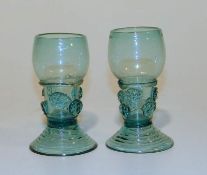 Paar kleine Römer, Barock-Stil, 19. Jhd./um 1800blau-grünlich transparentes Glas hohler getreppter