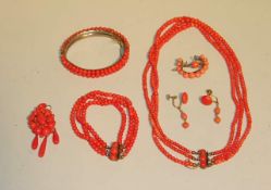 Parure: Rote Koralle 6 tlg. 19. Jh.3 reihiges Halsband mit Amulett, 3 reihiges Armband,