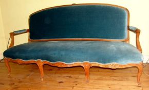 Sofa/Sitzbank im Stil des Rokoko, um 1900Gestell aus massivem Buchenholz, 4-beinige Front mit