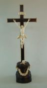 großes Altar-Kruzifix, Elfenbein, Belgien/Niederland, 18. Jhd.ebonisiertes Obstholz mit Elfenbein,