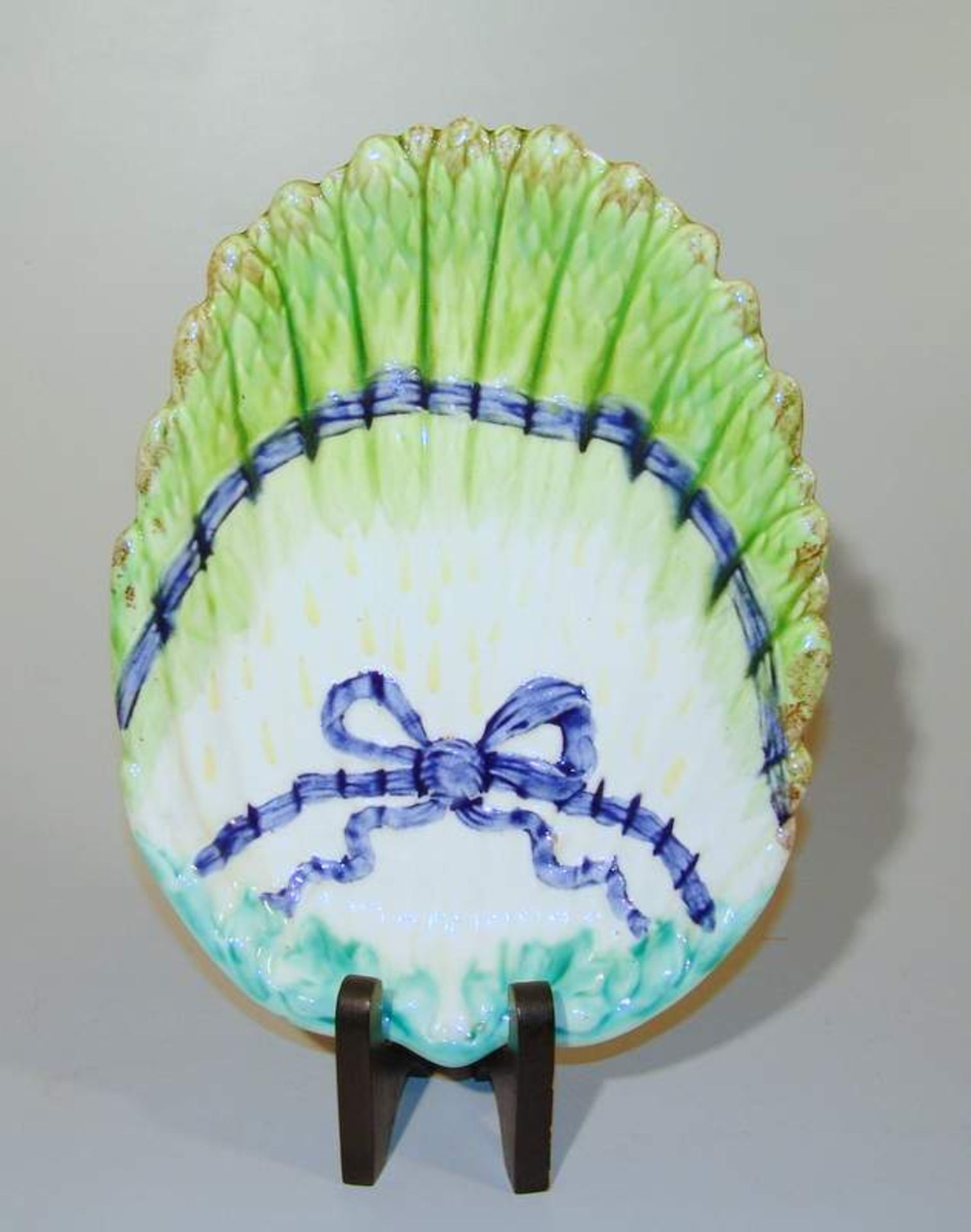 Spargelplatte, Frankreich, 20. Jhd.Keramik farbig staffiert, flache Platte in Form eines