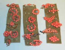 Sammlung von 19 antiken Korallenbroschen aus Italienjeweils gemuggelte rote Koralle,  Verschlüsse in