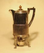 Kaffeekanne mit Rechaud, Sterling, London, 1890auf 3- beinigem Gestell mit Löwentatzen mit zentralem