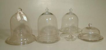 Sammlung von 4 großen Cloche-Glasglocken mit Standplattenneuzeitlich,  div. Höhen, max 30 cm.
