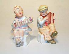 Paar Figurienen/Rauchverzehrer, musizierende Kinder, 30-er JahreWeißporzellan aufglasur farbig