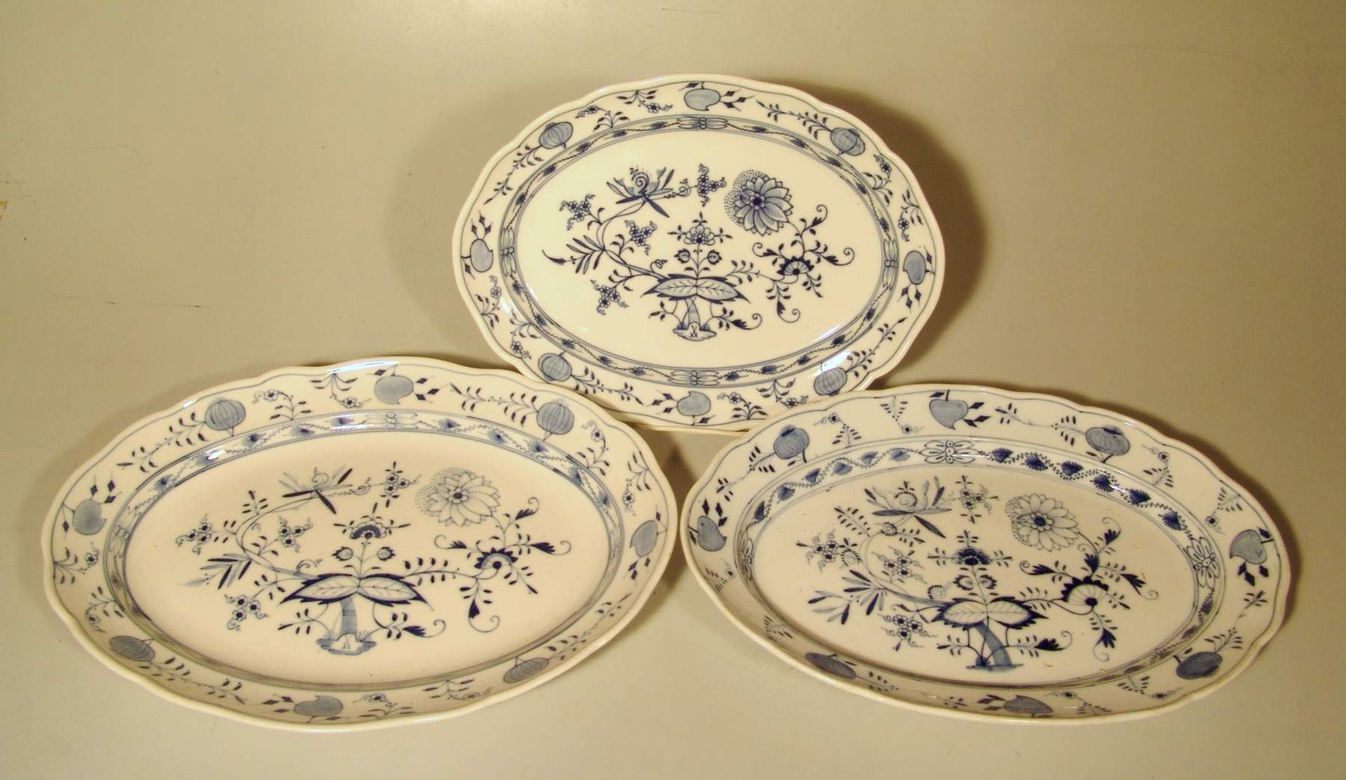 Königl. Meissen (Unterglasurblaue Marke (Knaufzeit)  1850-1924,): 3 Anbietplatten Zwiebelmuster