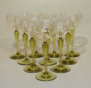 10 JugendstilrömerHellgrüner Stengelnodus mit gravierter und geschliffener Klarglaskuppa, 1 Glas mit