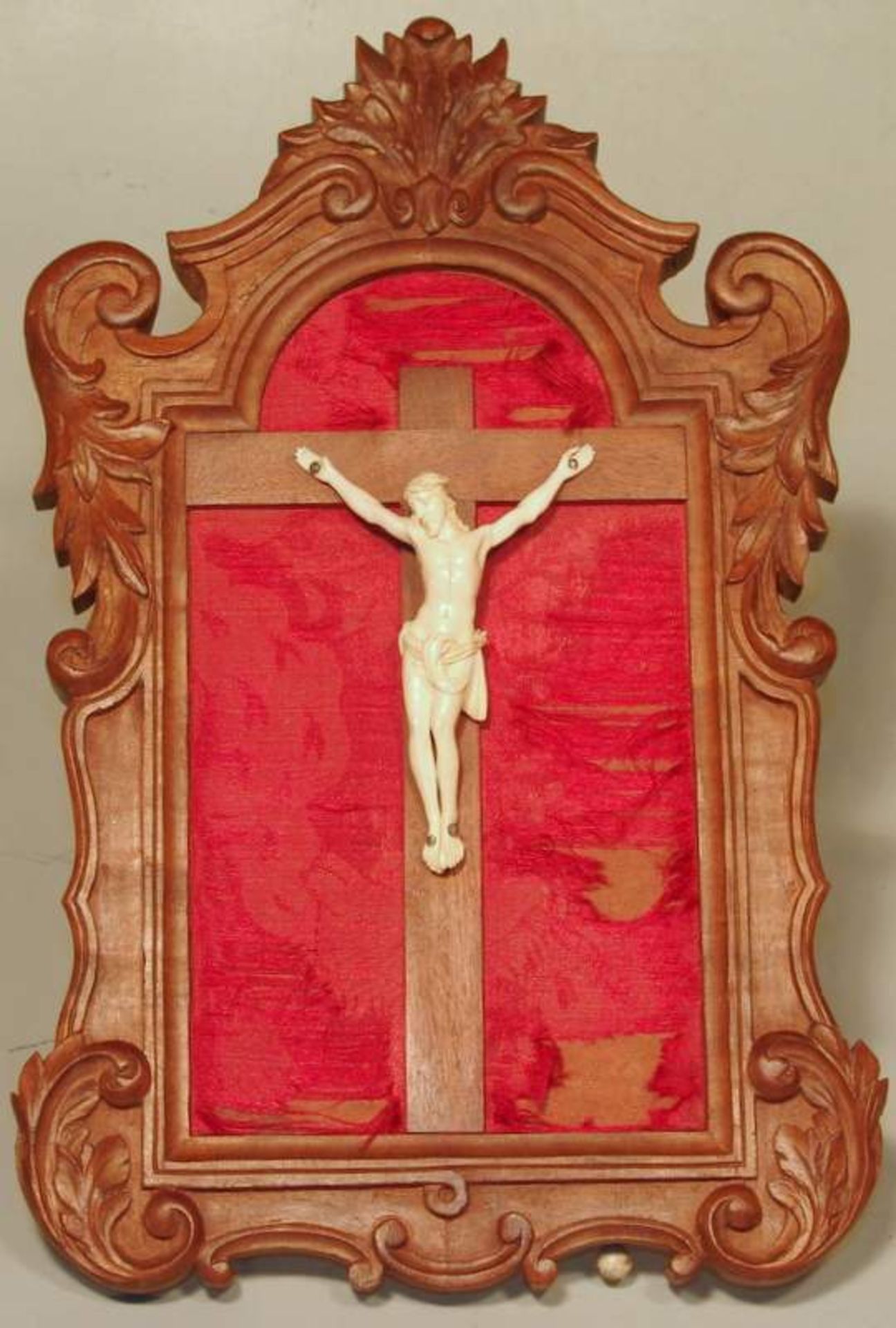Christuskorpus aus Elfenbein wohl Dieppe 19. JhElfenbeinkruzifix mit vollplastischer Figur (13 cm)