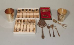 2 Silberbecher und Sammlung MoccalöffelBecher sowie 4 Vorlegeteile in 800-er Silber sowie 3 x 6 Sets