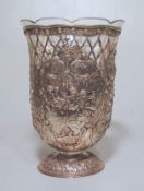 große Vase,Rosen- und Gitterdekor,20.Jhd.auf rundemStand mit Akathusblatt-Bordüre,durchbrochen