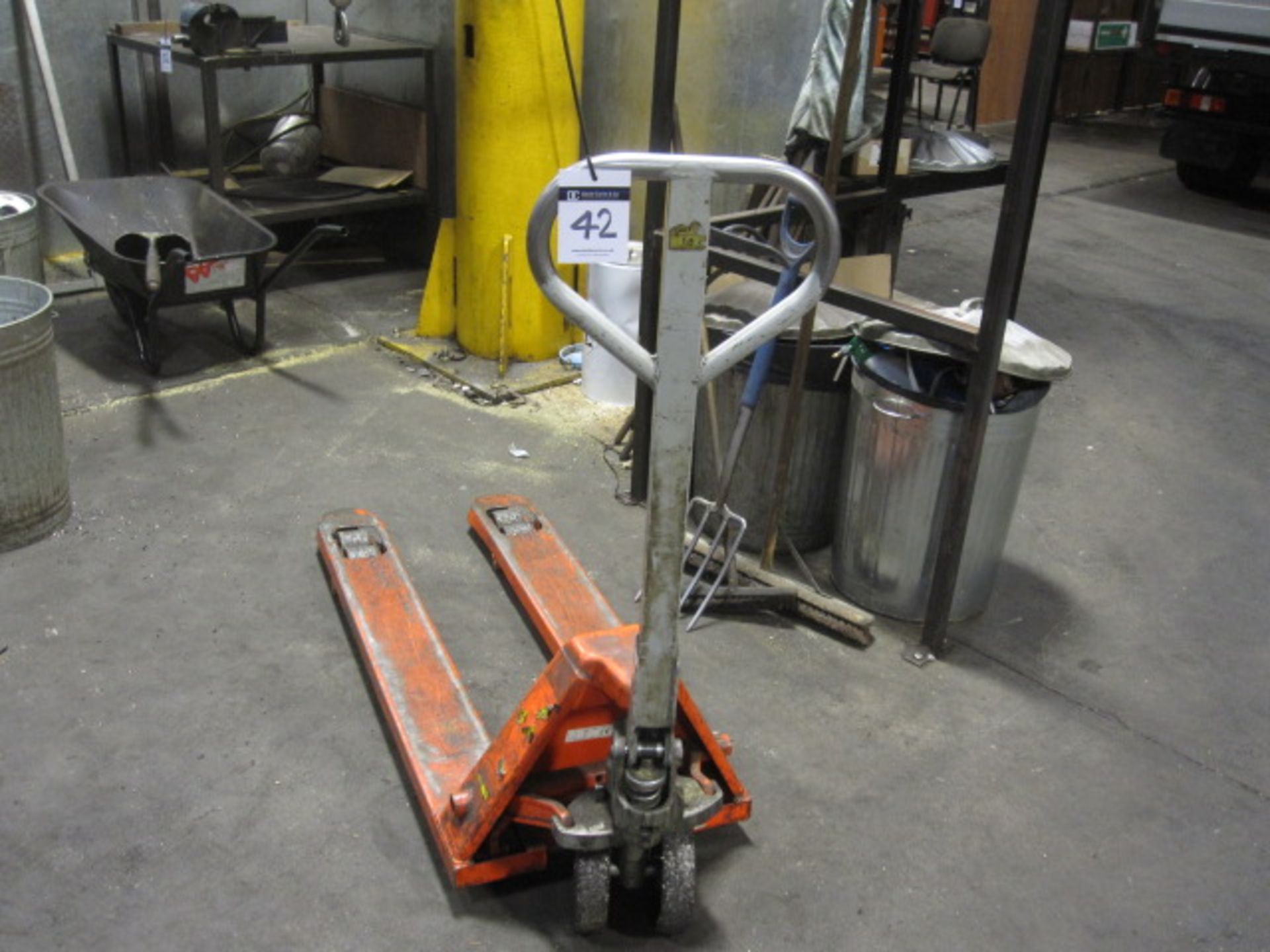 Manual hydraulic pallet truck