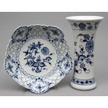 Reserve: 100 EUR        Vase in Knochenform und Gebäckschale, Meissen.  Blaues Zwiebelmuster.