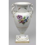 Reserve: 250 EUR        Französische Vase, KPM Berlin.  Seitliche Greifenhenkel. Schau- und