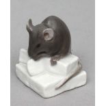 Reserve: 50 EUR        Skulptur einer Maus auf Zuckerberg, Royal Copenhagen.  Teils bunt bemalt.