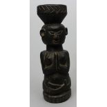 Skulptur, Tamang.Hartholz mit dunkler Patina. Die weibliche Figur ist sitzend mit vor der Brust