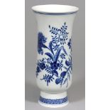 Vase, Meissen.Kelchform, gefußt. Umlaufend Blumen, Gräser und Insekten in unterglasurblauer