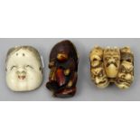 Drei Netsuke.a) Maskenhaufen. Knochen. Gut gestaltete Darstellung von sieben Gestalten aus