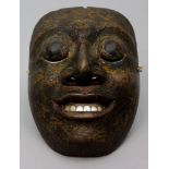 Wayang-Topeng-Maske.Holz, Perlmutt und Farben. Lächelndes Männergesicht mit großen, hervorquellenden