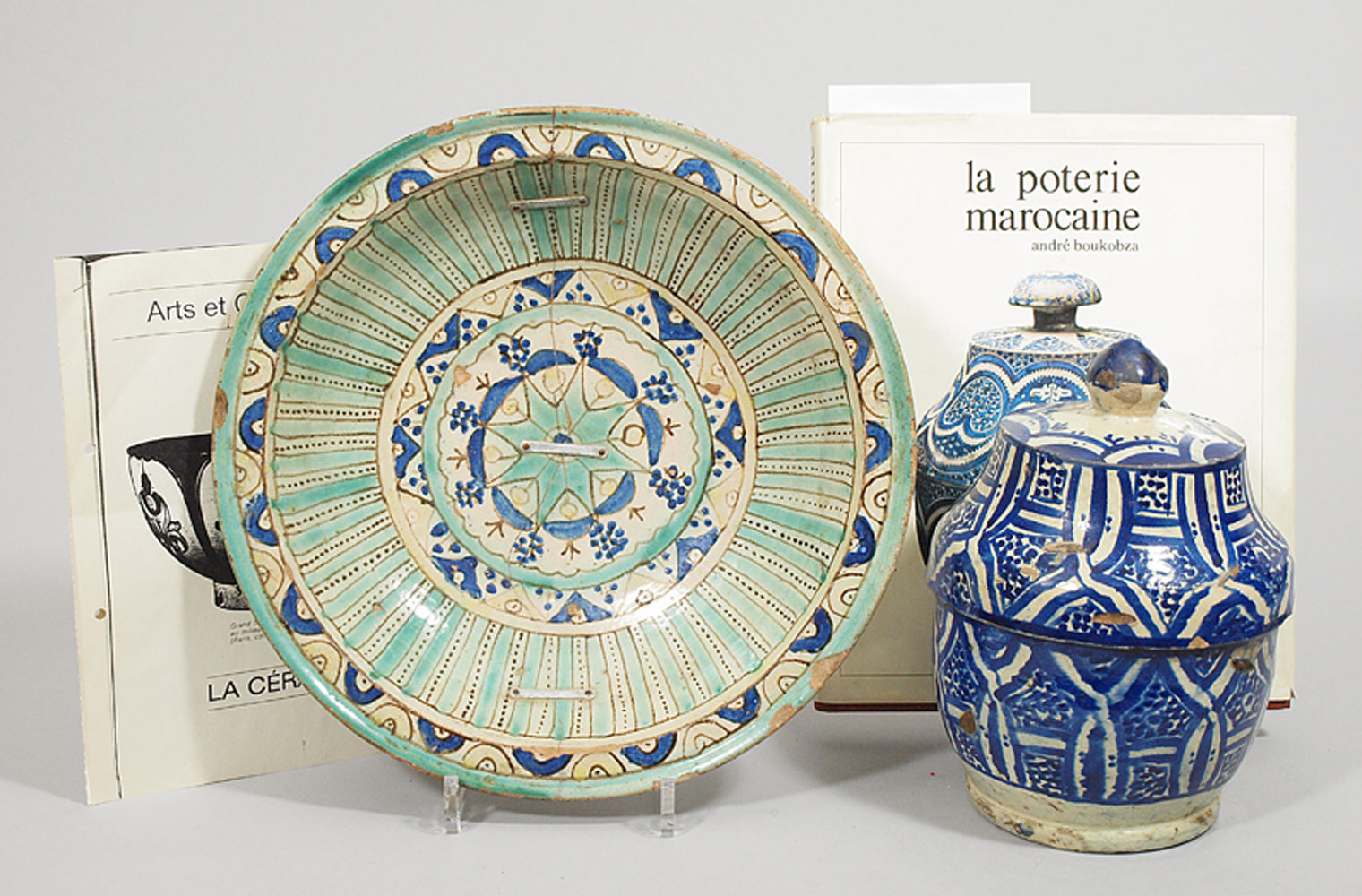 Buttergefäß "Gobbana" und Schale.Gebrannte Tonware mit blauer bzw. bunter Bemalung. a) Deckeldose