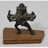 Miniaturbronze des Cakrasamvara.Bronze mit fast schwarzer Patinierung. Die dreiköpfige und