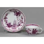 Tasse mit Untertasse, Meissen.Halbkugelig mit Ohrenhenkel, Untertasse in Schalenform. Reliefdekor "