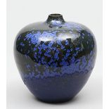 Vase.Hellblau eingefärbtes Steinzeug. Kugelig gebaucht mit eingezogenem, kurzen Hals. Obere Hälfte