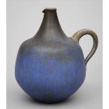 Dressler, Paul (1879-1950)Vase in Krugform. Keramik mit grauer und blauer, verlaufender Glasur (