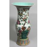 Große Vase in Gu-Form.Porzellan. Umlaufend in bunten Emailfarben der Famille Rose bemalt mit