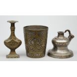 Drei indo-persische Metallarbeiten.Bronze, teils vergoldet, versilbert bzw. verzinnt. a) Becher.